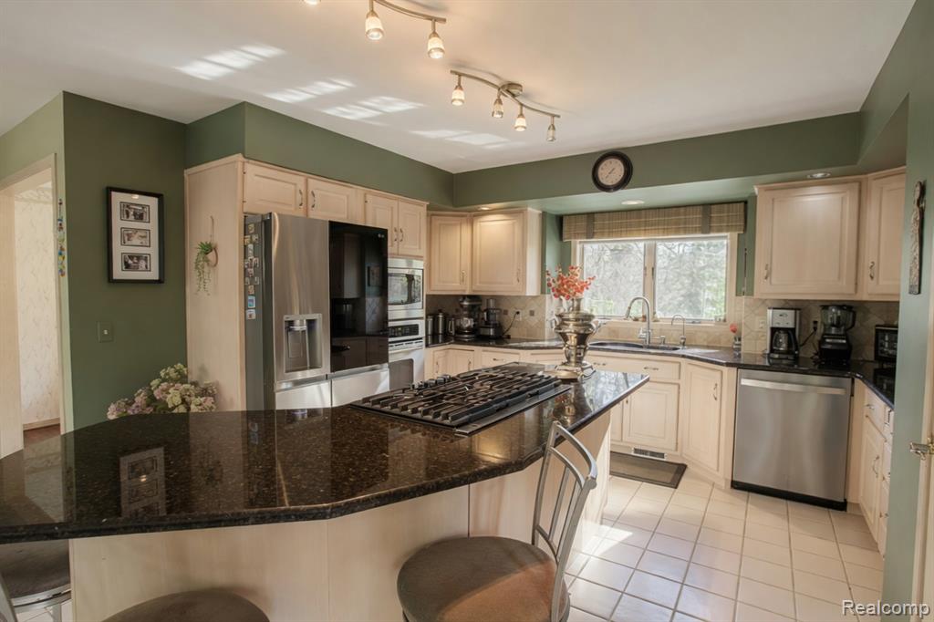 1305 Kings Pointe Road, Grand Blanc, MI 48439 — Photo 32