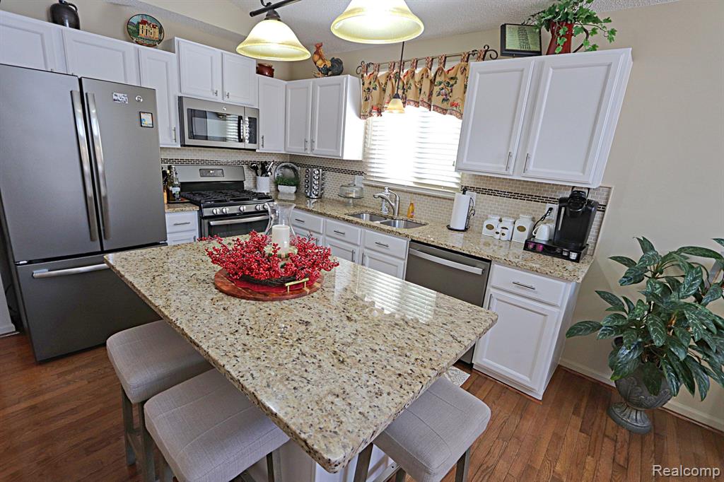 35053 KNOLLWOOD Lane, Farmington Hills, MI 48335 — Photo 33