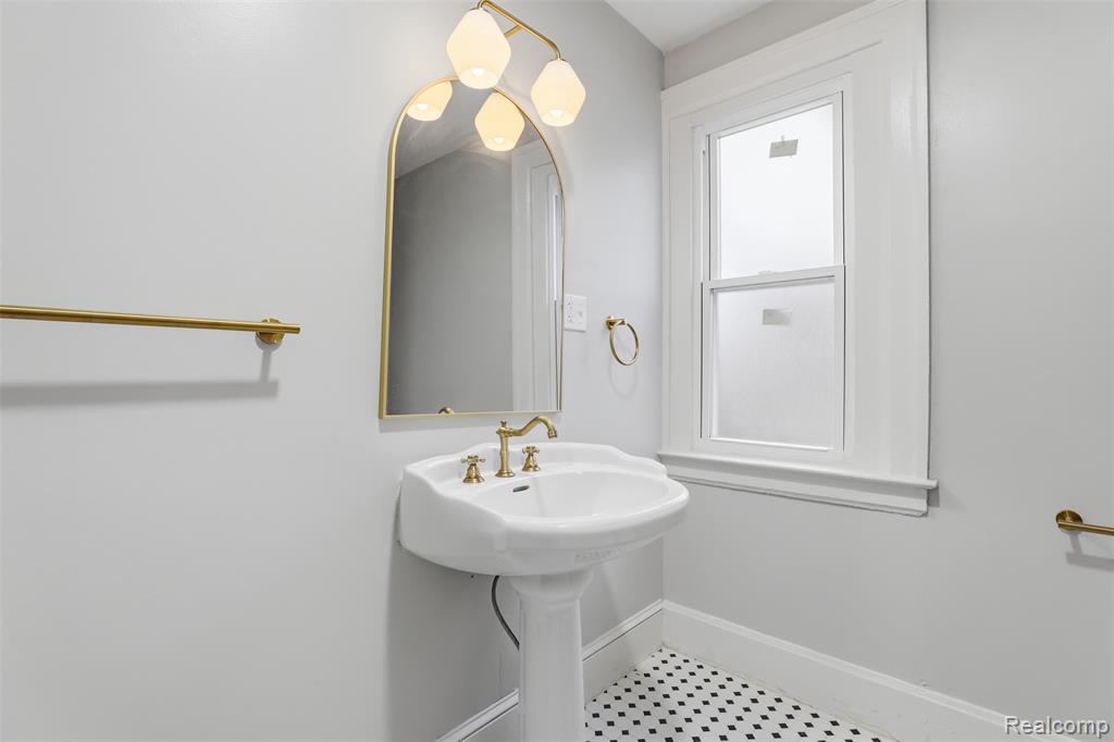678 LAKEWOOD Street, Detroit, MI 48215 — Photo 12