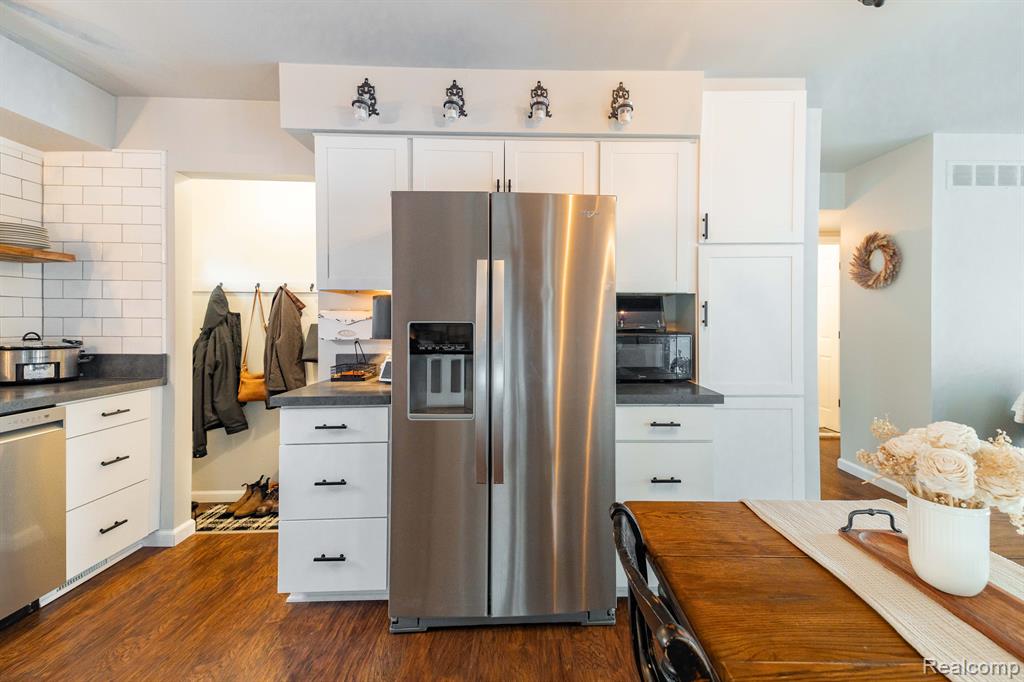 4713 LEISURE Lane, Trenton, MI 48183 — Photo 10