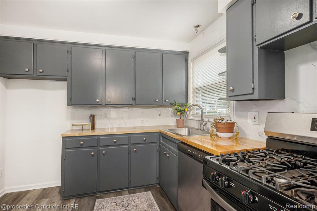 19711 Damman Street, Harper Woods, MI 48225 — Photo 9