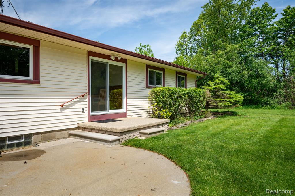5871 Brewster Road, Rochester Hills, MI 48306 — Photo 37