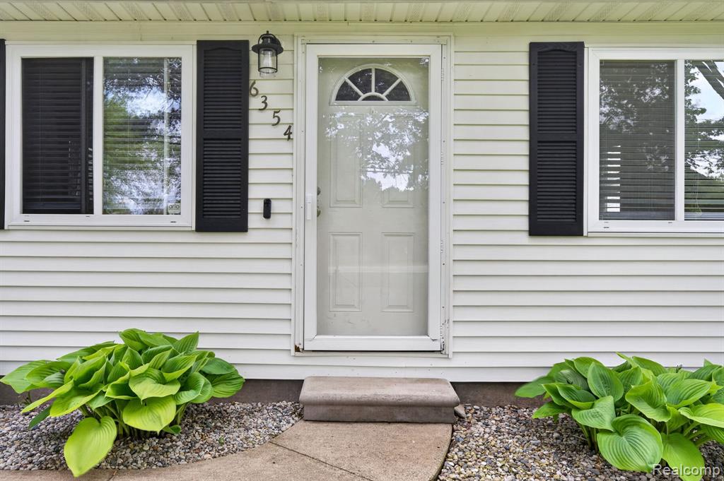 6354 Lapeer Road, Burton, MI 48509 — Photo 10