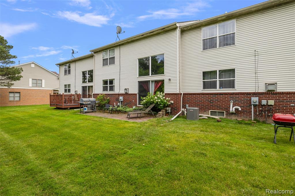 19208 W 11 Mile Road, Lathrup Village, MI 48076 — Photo 57