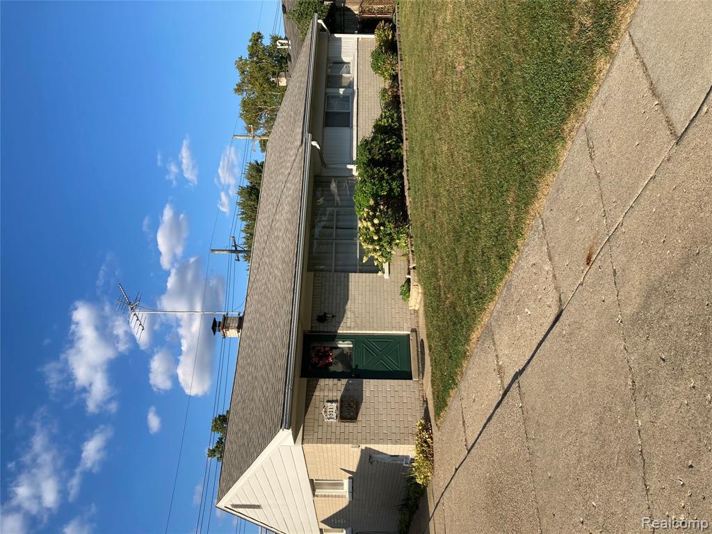 931 E Kalama Avenue, Madison Heights, MI 48071 — Photo 2