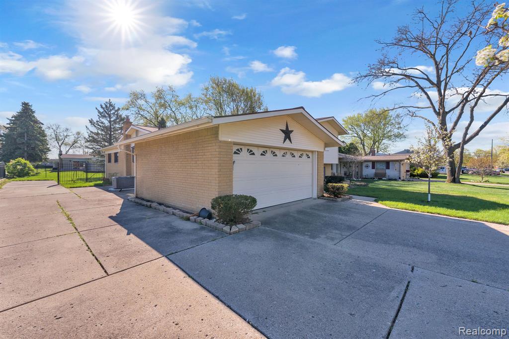 9498 Bassett Street, Livonia, MI 48150 — Photo 35