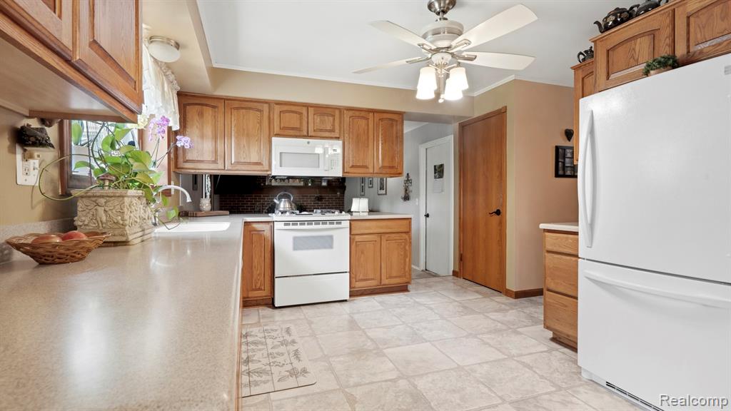 27654 Oakcrest Drive, Brownstown, MI 48183 — Photo 12