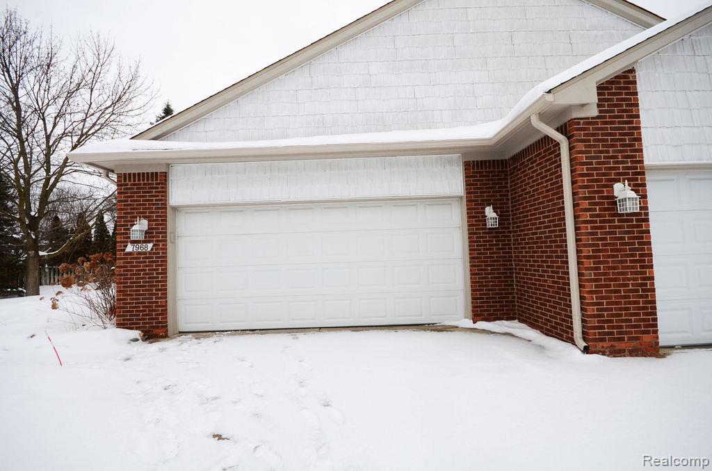 7968 Divot Drive E, 5, Waterford, MI 48327 — Photo 2