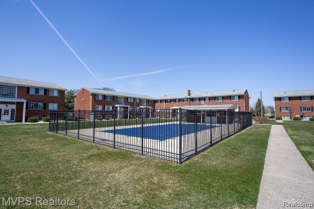 8260 Crestview Drive, Sterling Heights, MI 48312 — Photo 13