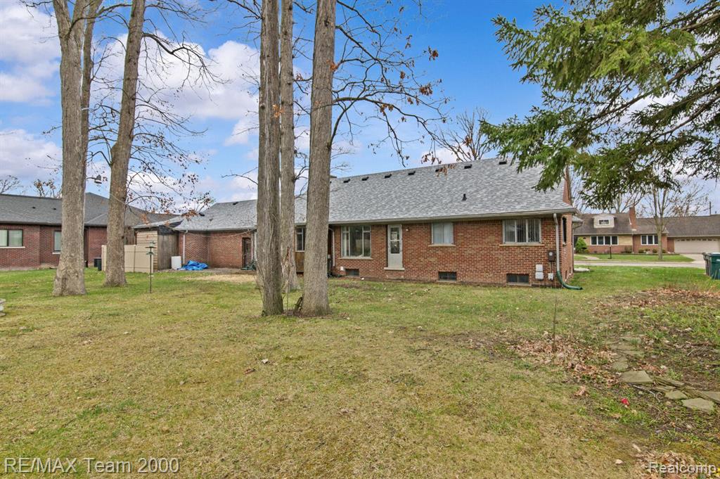 675 WOODCREST Drive, Dearborn, MI 48124 — Photo 20