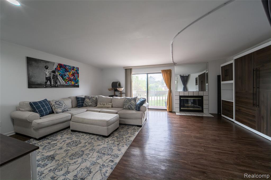 5590 Hillcrest Circle W, West Bloomfield, MI — Photo 8