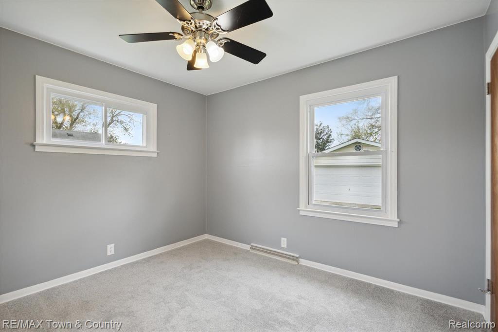 4127 DOUGLAS Avenue, Flint, MI 48506 — Photo 9