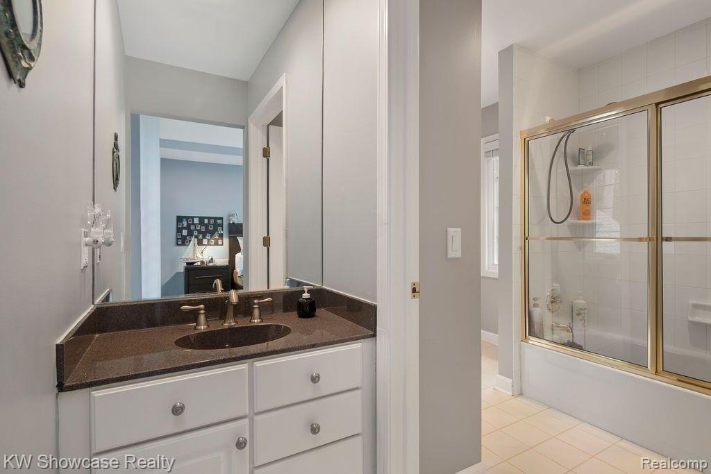 6061 TURNBERRY Drive, Commerce Twp, MI 48382 — Photo 39