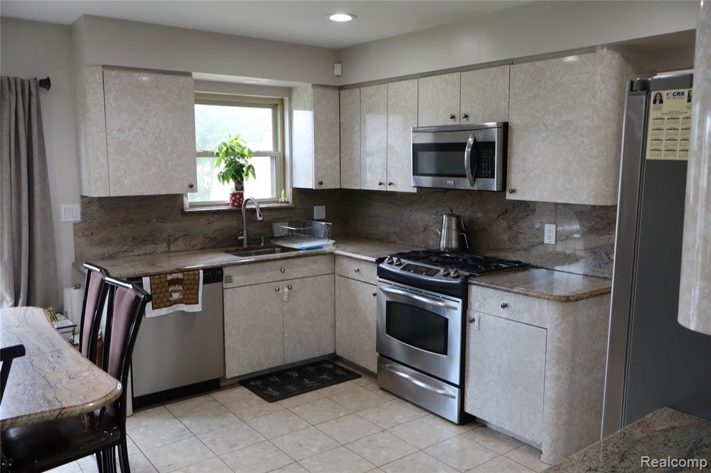 39552 Forbes Drive, Sterling Heights, MI 48310 — Photo 26