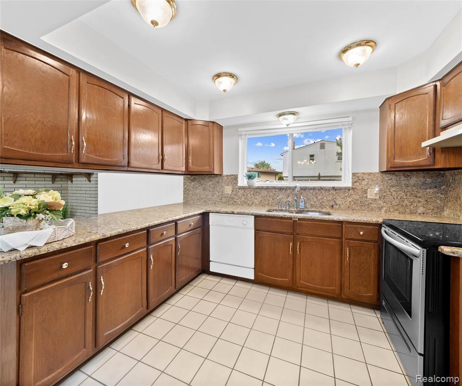 7330 Pointe Drive, Canton, MI 48187 — Photo 12