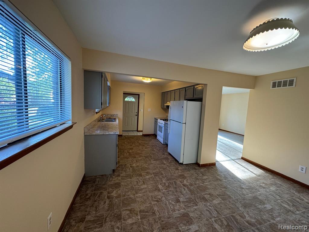 6030 WHITEFIELD Street, Dearborn Heights, MI 48127 — Photo 5