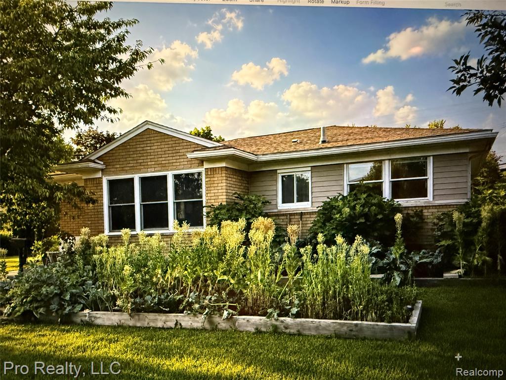 17028 W 13 Mile Road, Beverly Hills, MI 48025