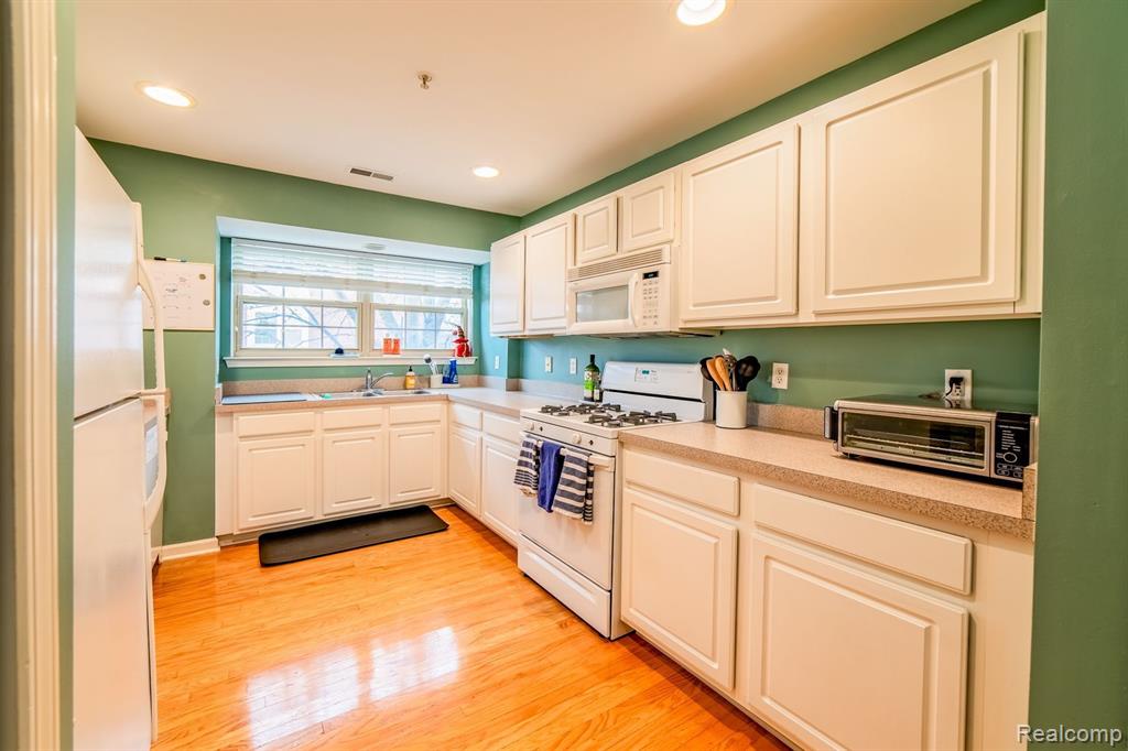 17026 FARMINGTON Road, Livonia, MI 48154 — Photo 15