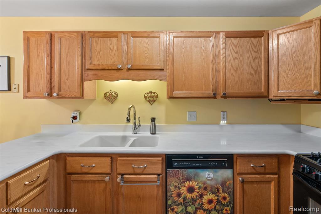 42046 SARATOGA Circle, Canton, MI 48187 — Photo 15