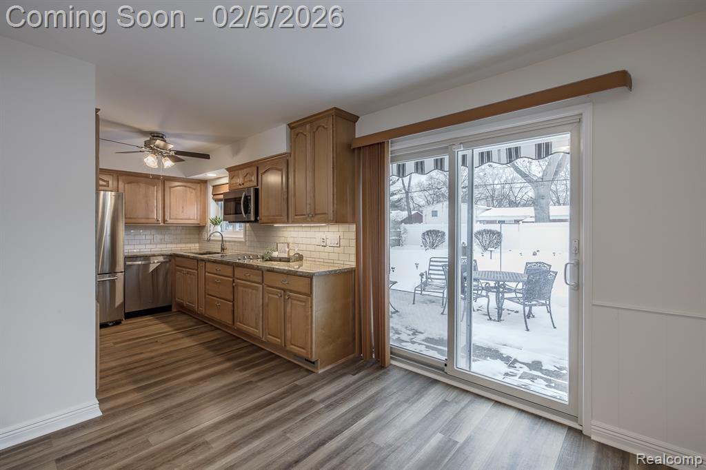 21123 Laurelwood Street, Farmington, MI 48336 — Photo 14