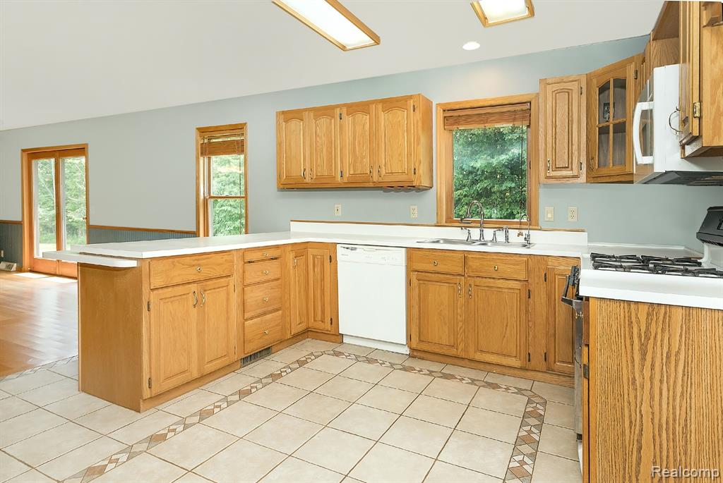 7653 CHASE LAKE Road, Fowlerville, MI 48836 — Photo 10