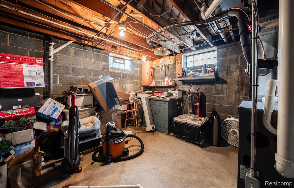 15560 CHARLES R AVE, Eastpointe, MI 48021 — Photo 18