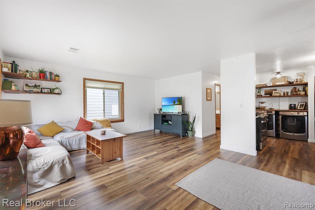 8029 WOODHALL Road, Birch Run, MI 48415 — Photo 9
