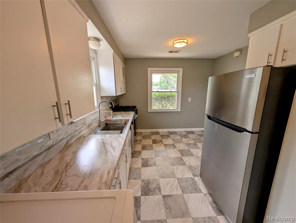 4302 Mandalay Avenue, Royal Oak, MI 48073 — Photo 12