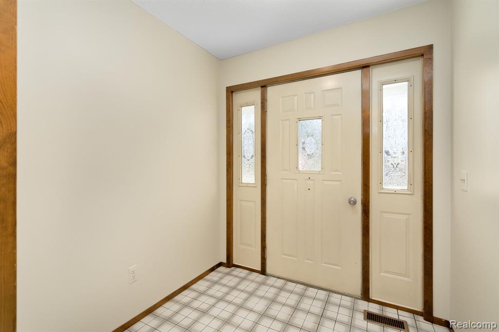 9721 Klais Road, Clarkston, MI 48348 — Photo 5