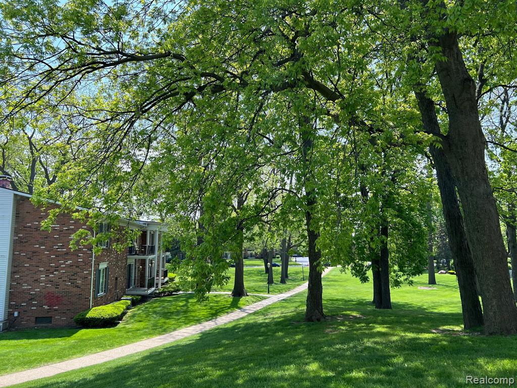 433 FOX HILLS Drive S, 3, Bloomfield Hills, MI 48304 — Photo 7