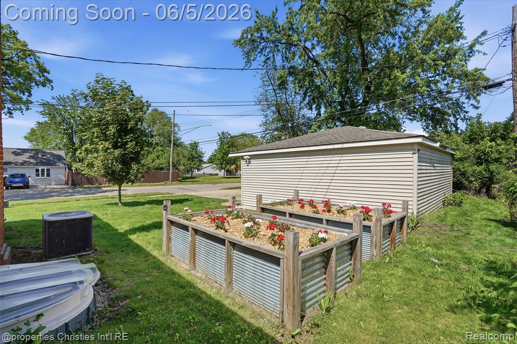 8982 Beatrice Street, Livonia, MI 48150 — Photo 29