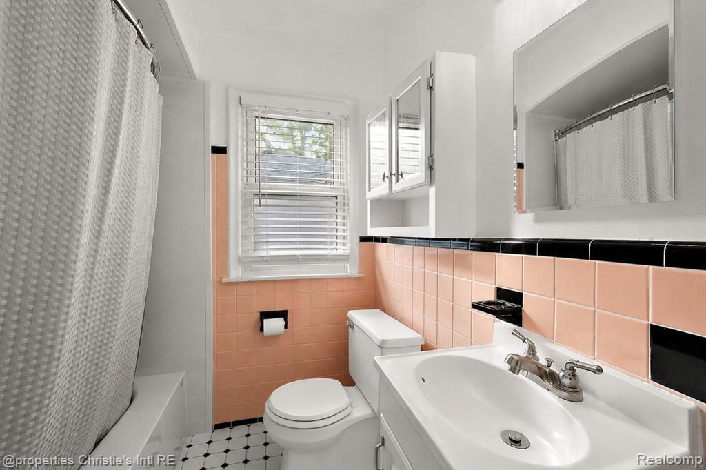 21628 Newcastle Road, Harper Woods, MI 48225 — Photo 9