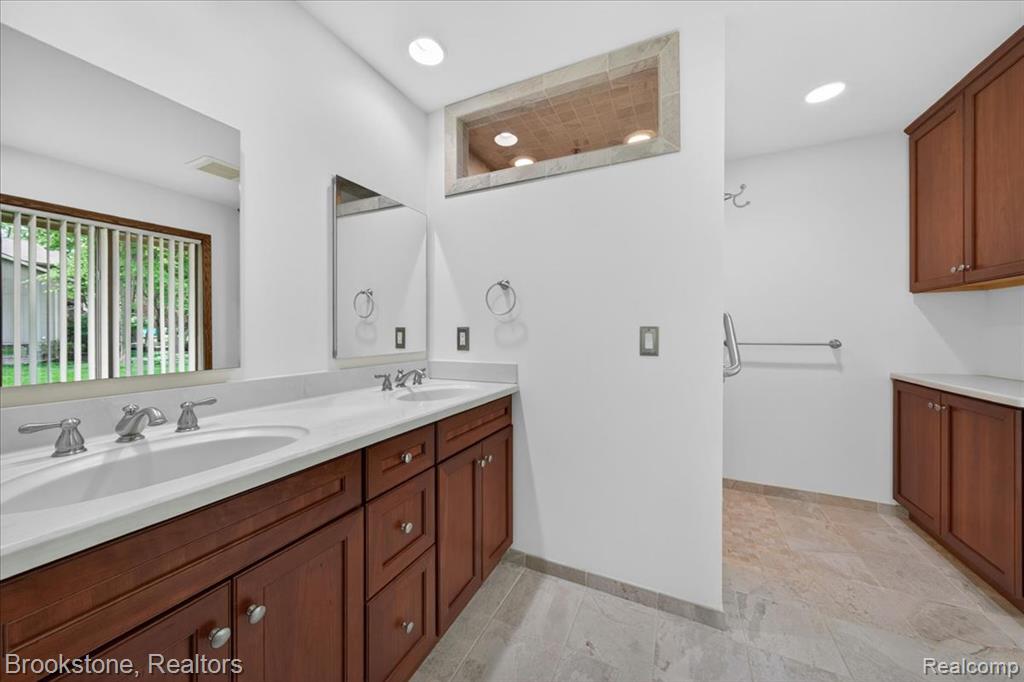 2610 Vanel Court, West Bloomfield, MI 48324 — Photo 24