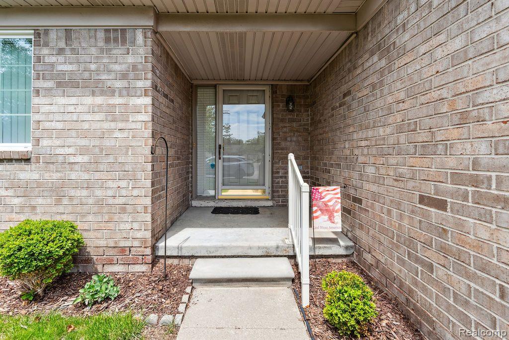 41446 REDMOND, Clinton Twp, MI 48038 — Photo 2