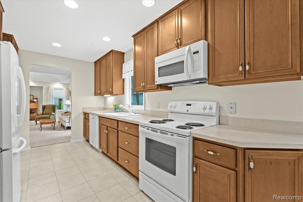 21290 JUNIPER Court, 76, Farmington Hills, MI 48336 — Photo 5