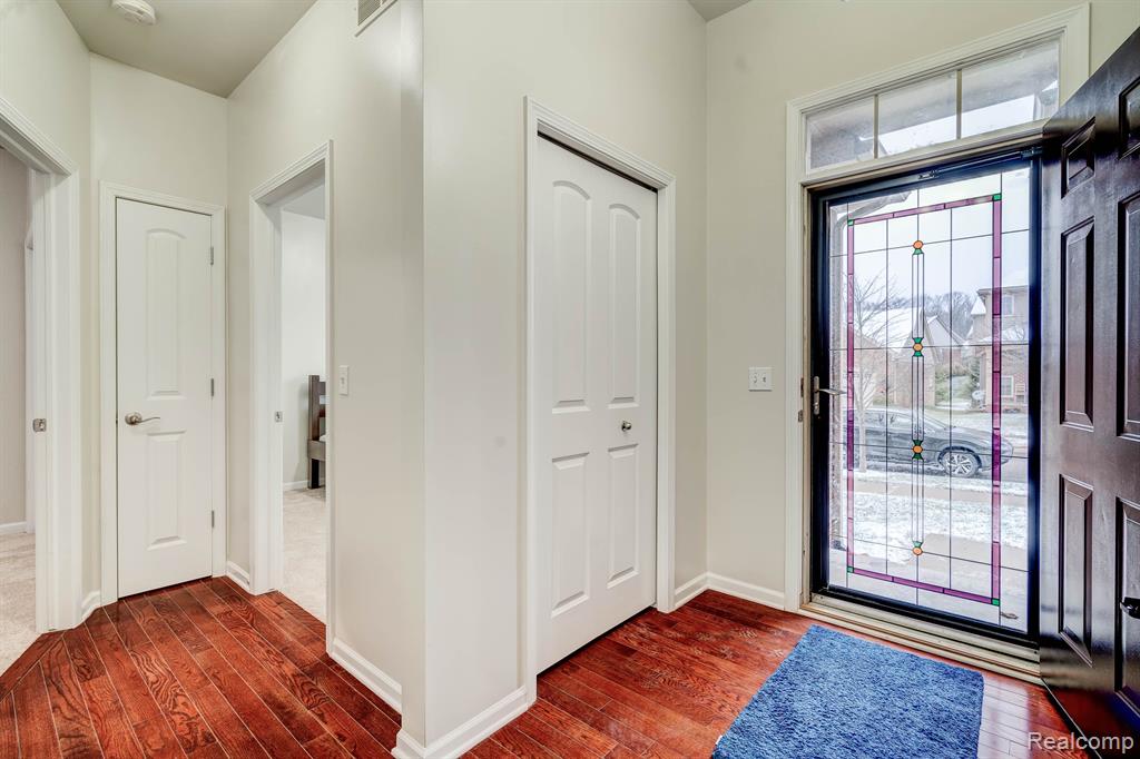 2247 PALMETTO, Commerce Twp, MI 48382 — Photo 2