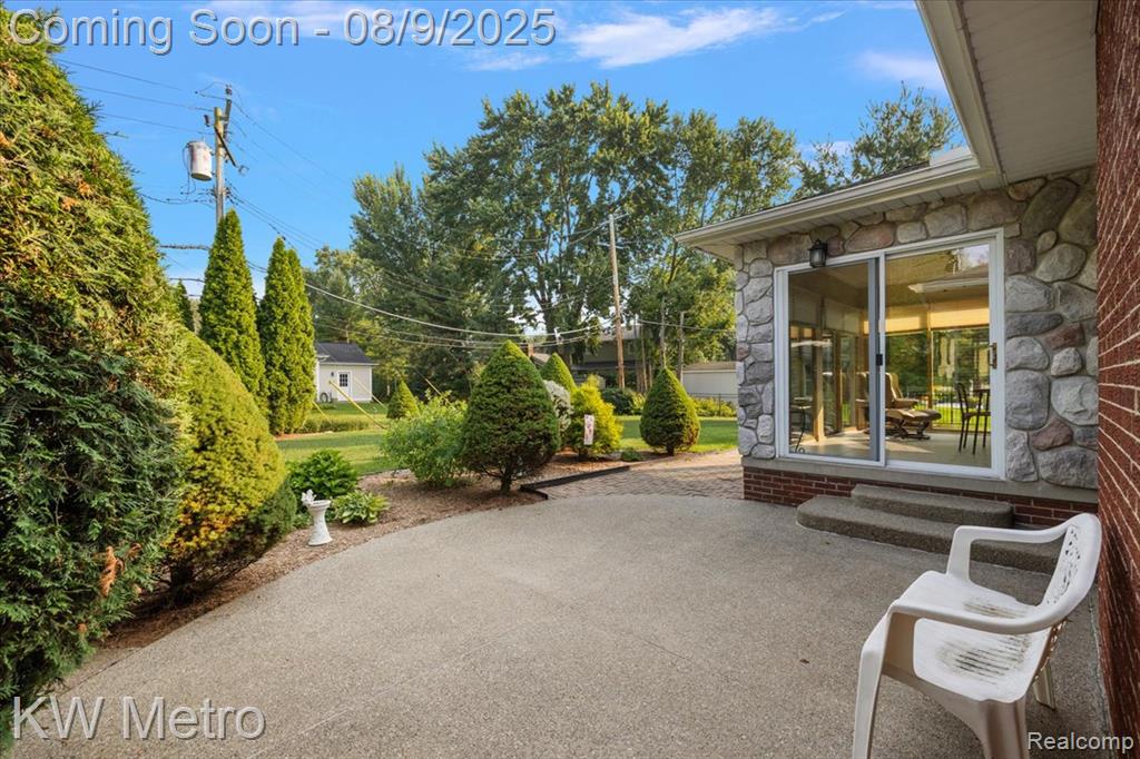 18241 Dunblaine Avenue, Beverly Hills, MI 48025 — Photo 10