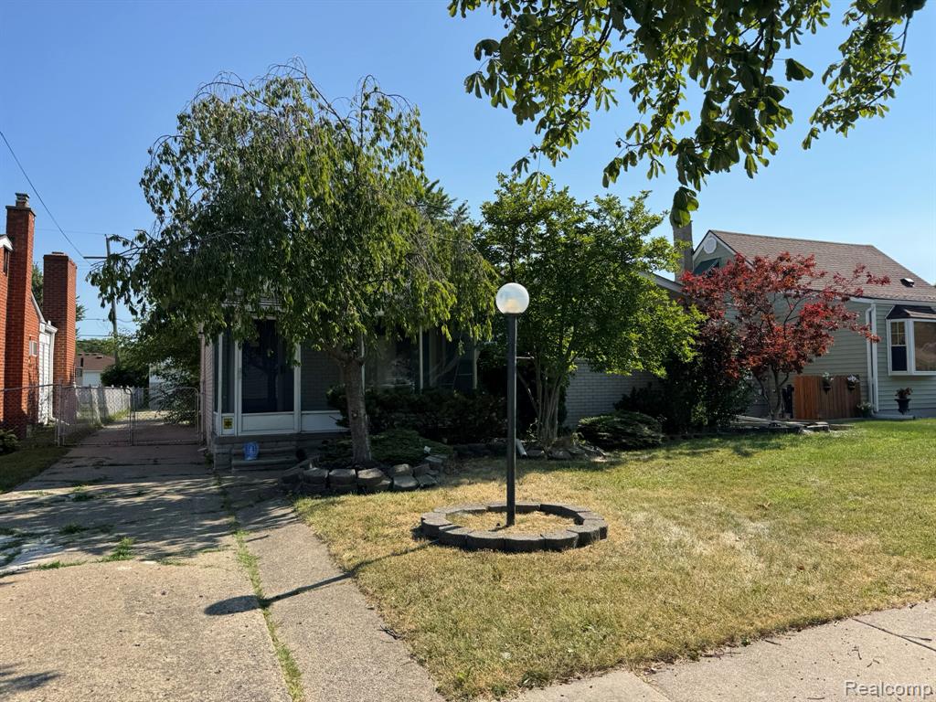 23113 Socia Street, Saint Clair Shores, MI 48082
