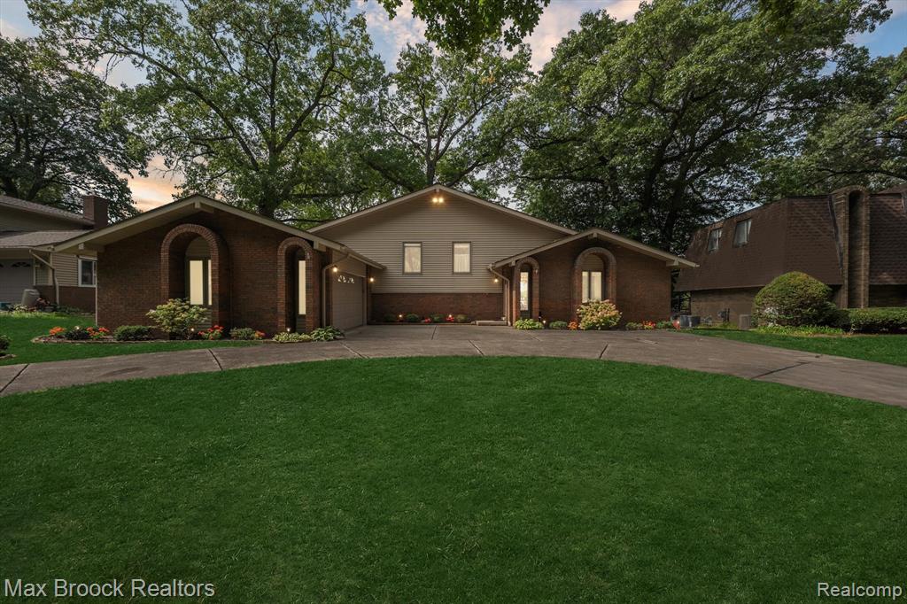 6026 Venice Drive, Commerce Twp, MI 48382 — Photo 2