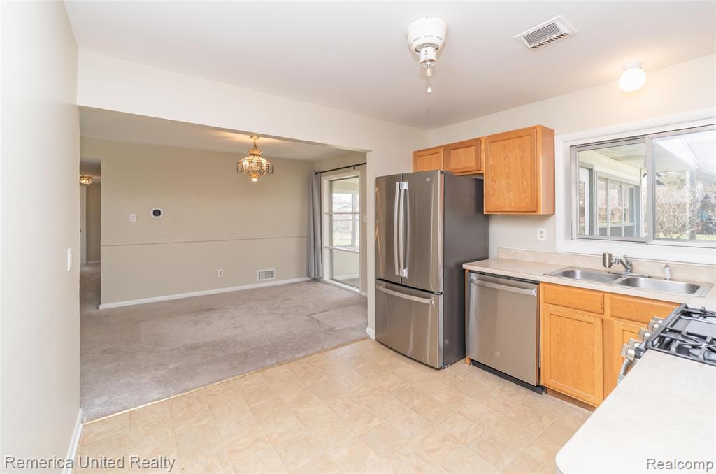 945 N Commerce Road, Commerce Twp, MI 48382 — Photo 11