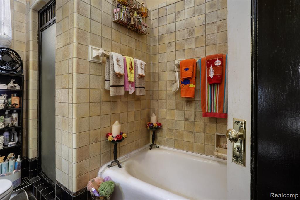 8691 E OUTER Drive, Detroit, MI 48213 — Photo 19