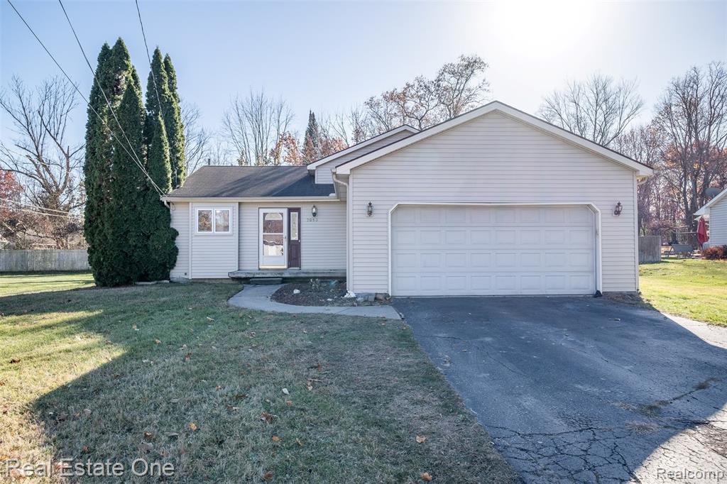 7053 Pershing, Waterford, MI 48327 — Photo 2