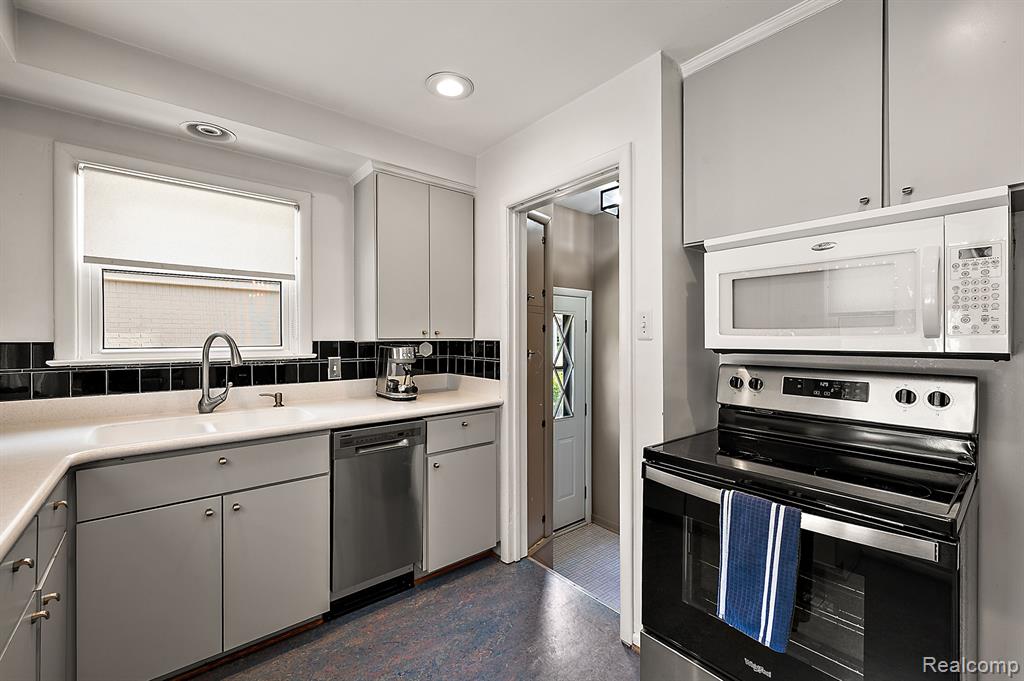4402 Amherst Road, Royal Oak, MI 48073 — Photo 9