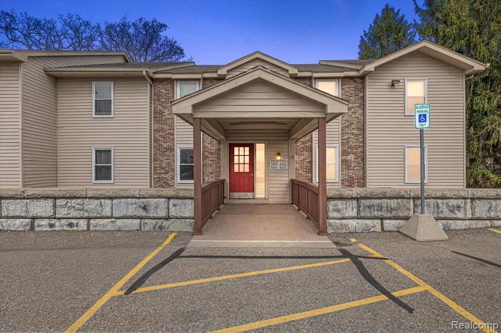 5080 Harbor Oak, Waterford, MI 48329 — front exterior