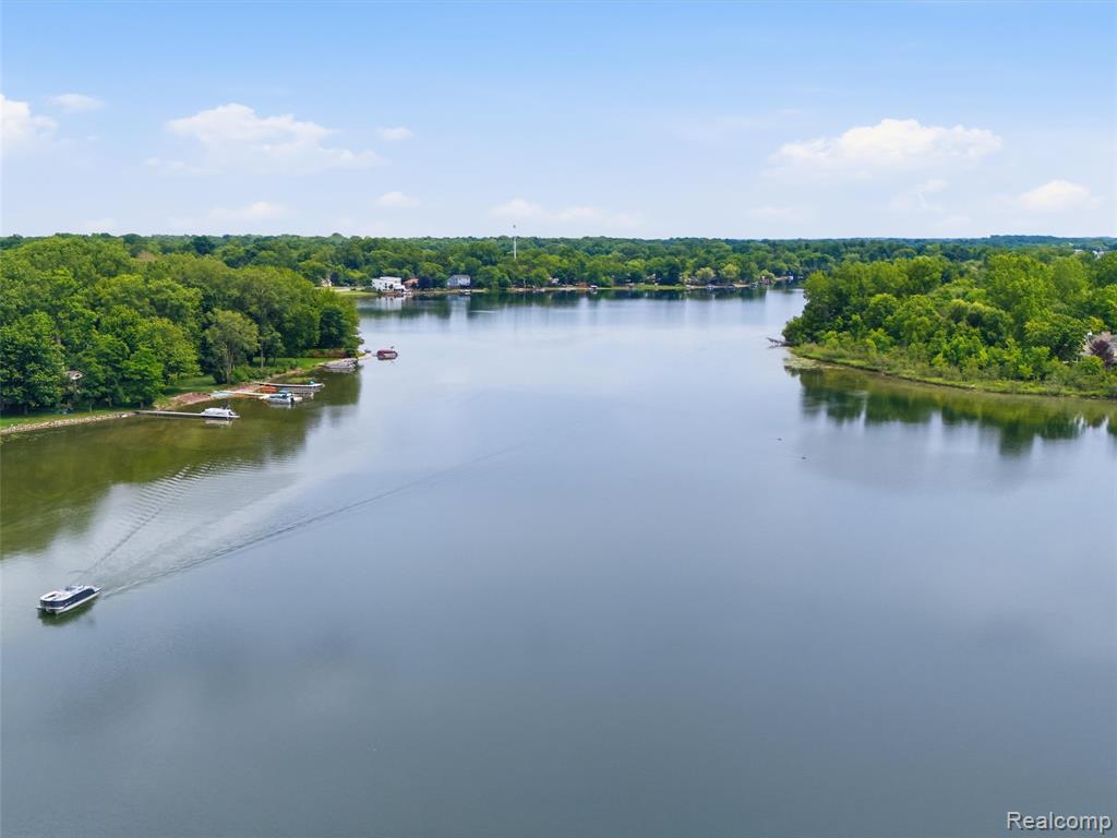 5565 Crescent Road, Waterford, MI 48327 — Photo 54