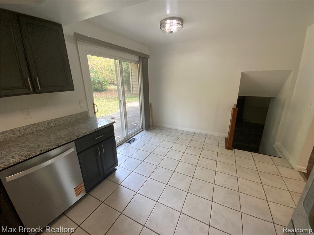 5715 SUNNYCREST Drive, West Bloomfield, MI 48323 — Photo 8