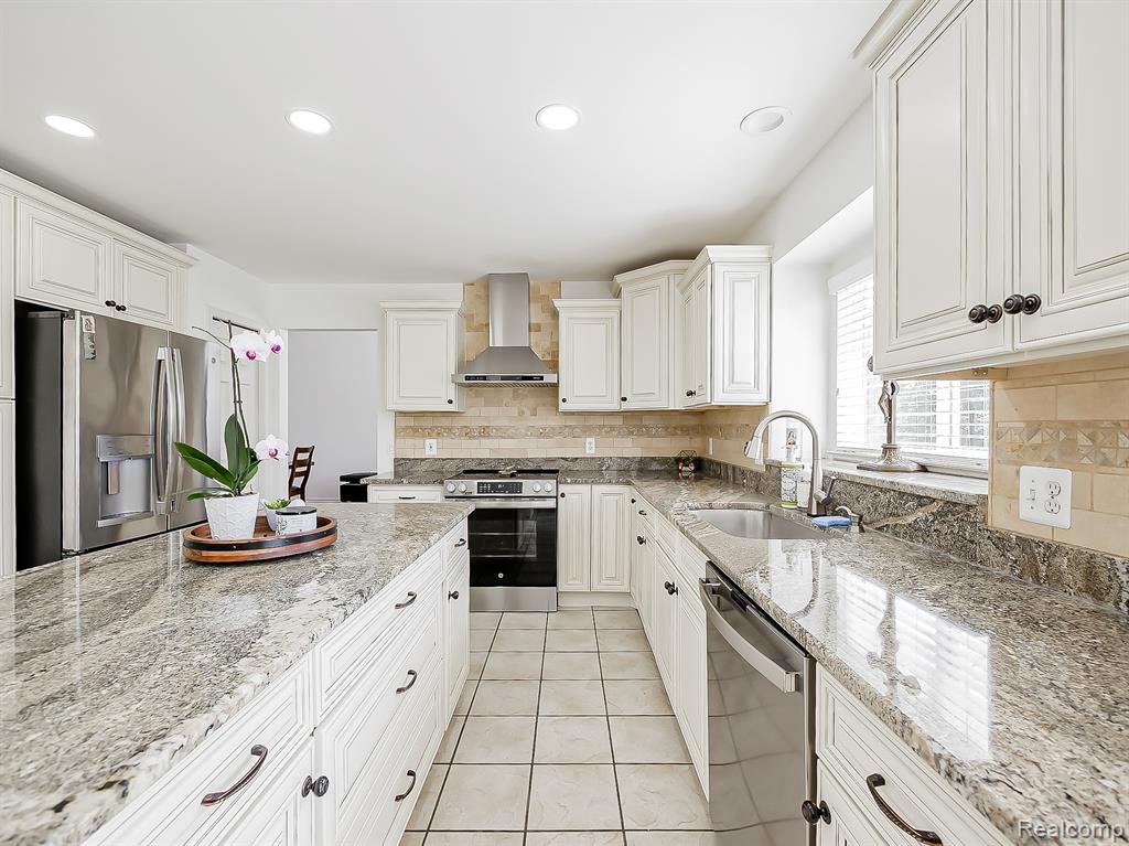 5221 Sandlewood Drive, Commerce Twp, MI 48382 — Photo 15