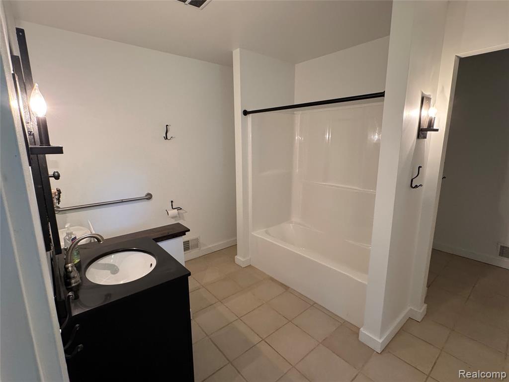 5402 Raubinger Road, Swartz Creek, MI 48473 — Photo 17