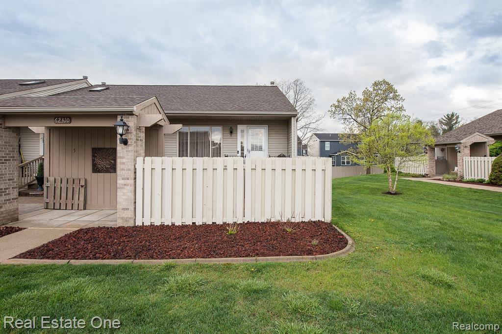 62310 ARLINGTON CIRCLE, 6, South Lyon, MI 48178 — Photo 2