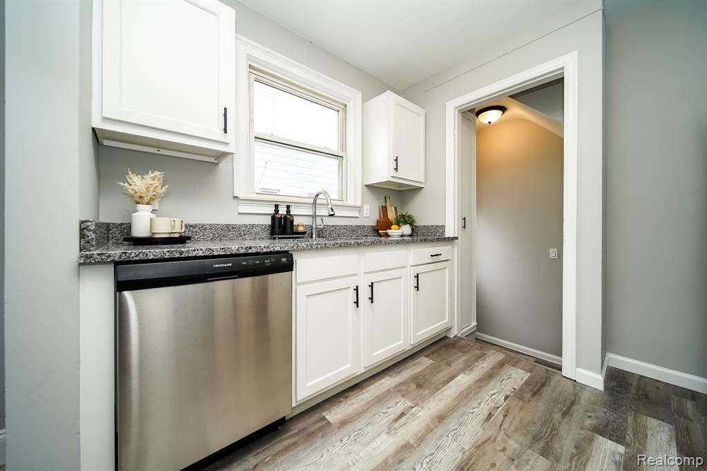 8221 Coolidge, Center Line, MI 48015 — Photo 17